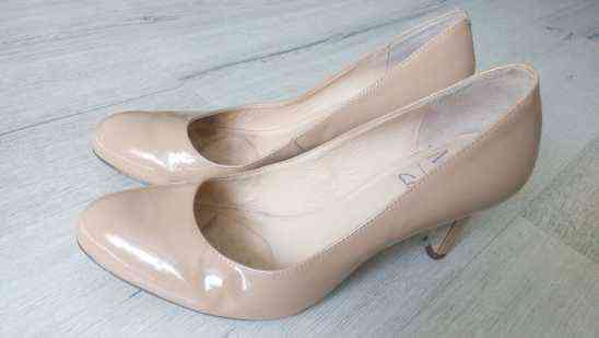 38 (25,3 см) Кожанные женские туфли  Кожа лак беж