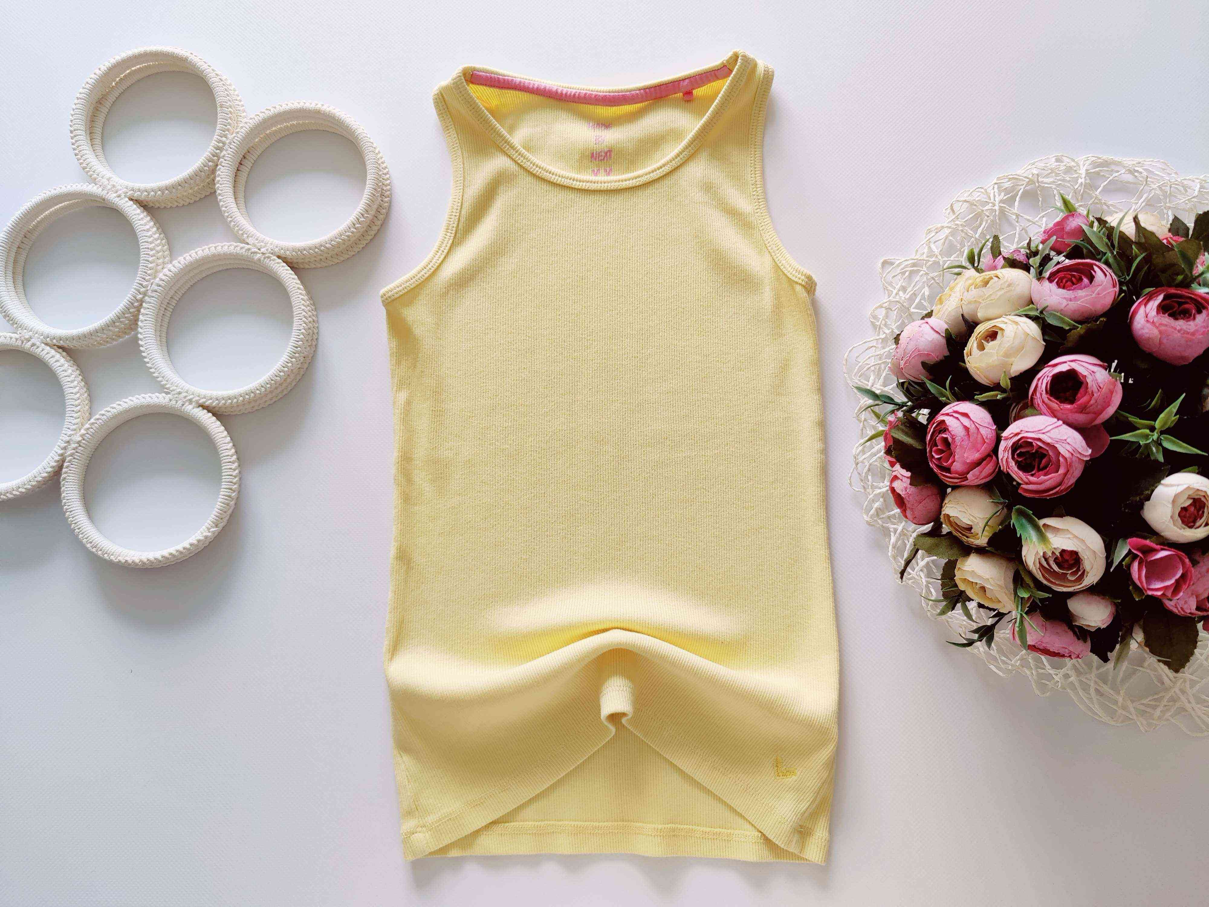 8 років, зріст 128 Жовта стрейчева майка із серцем