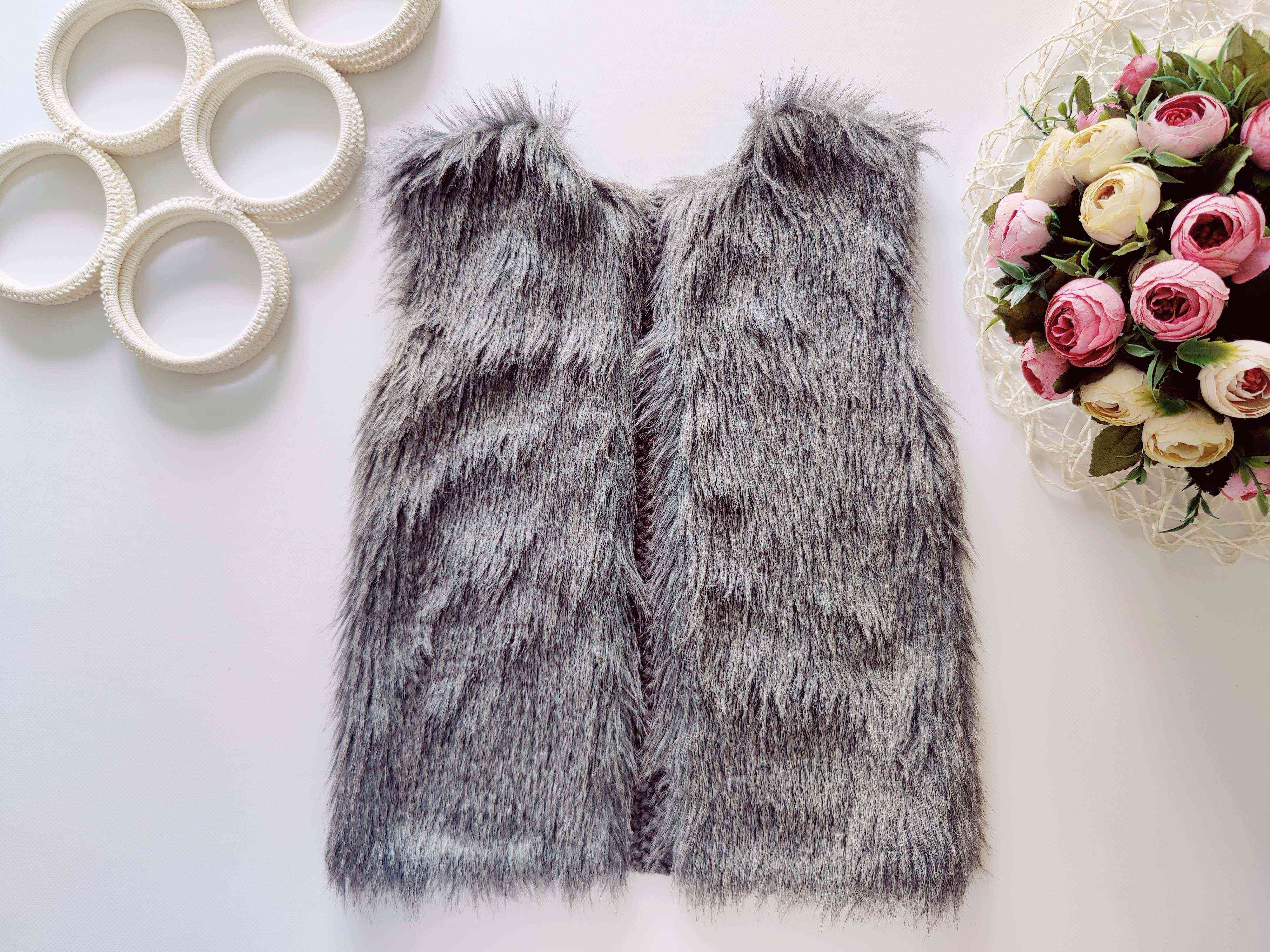 6,7 лет, рост 122 Меховая детская жилетка