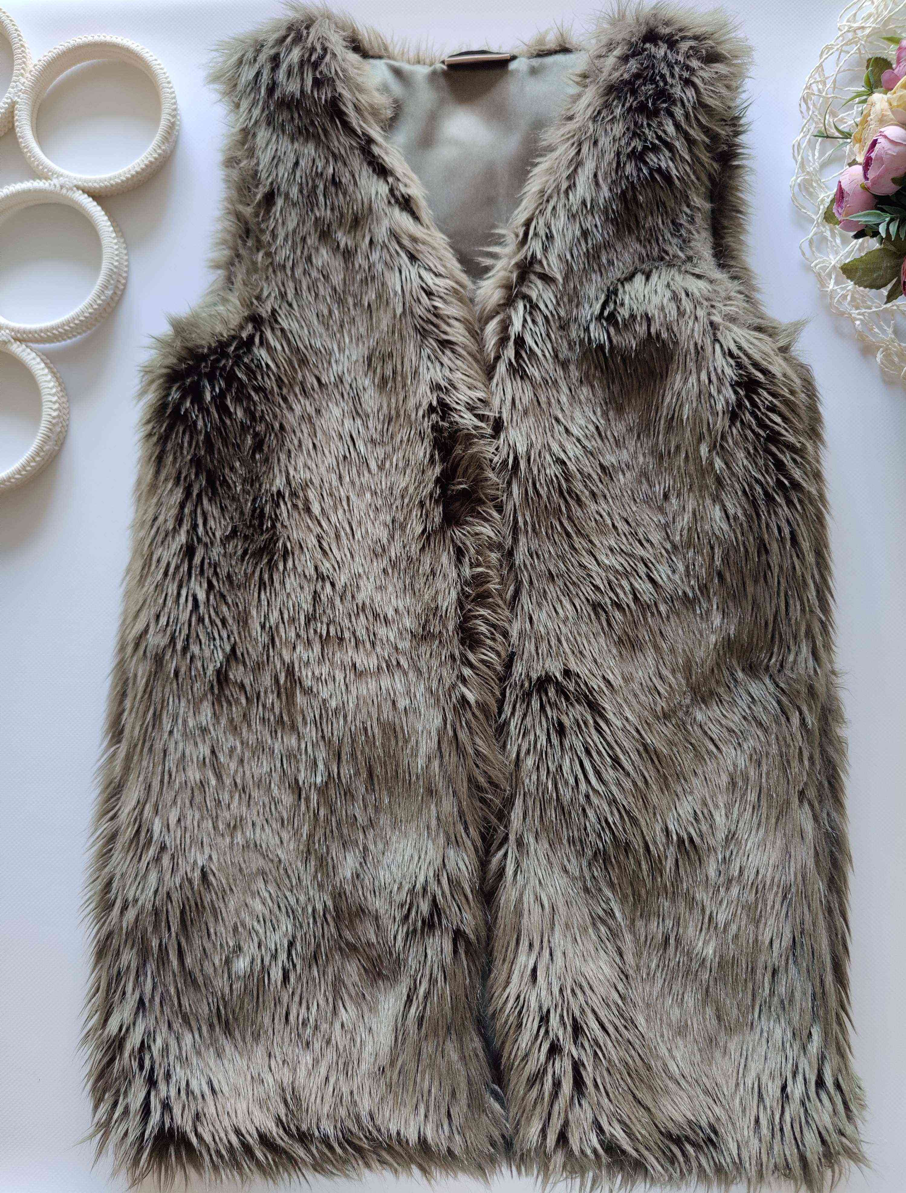 11 лет, рост 146 Меховая детская жилетка цвет хаки