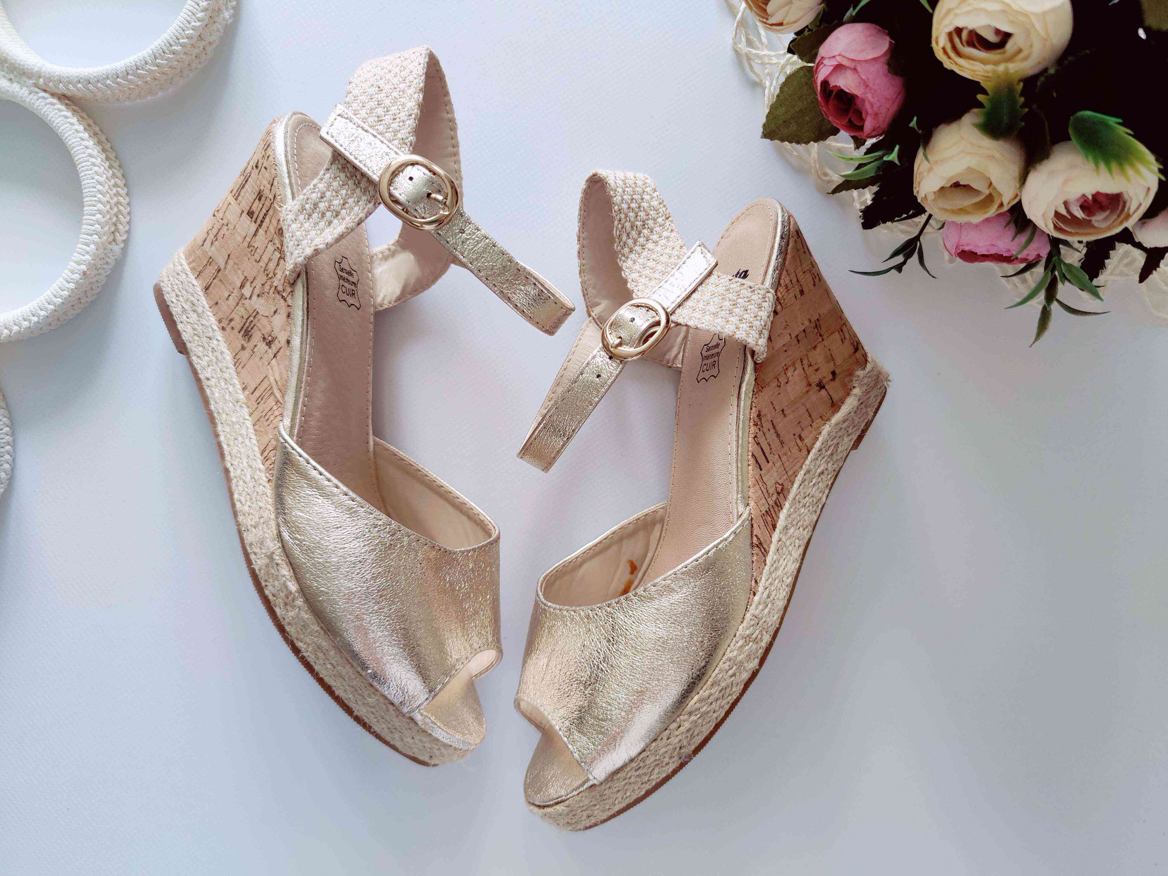 39 (25 см) Золотистые босоножки на платформе Bata