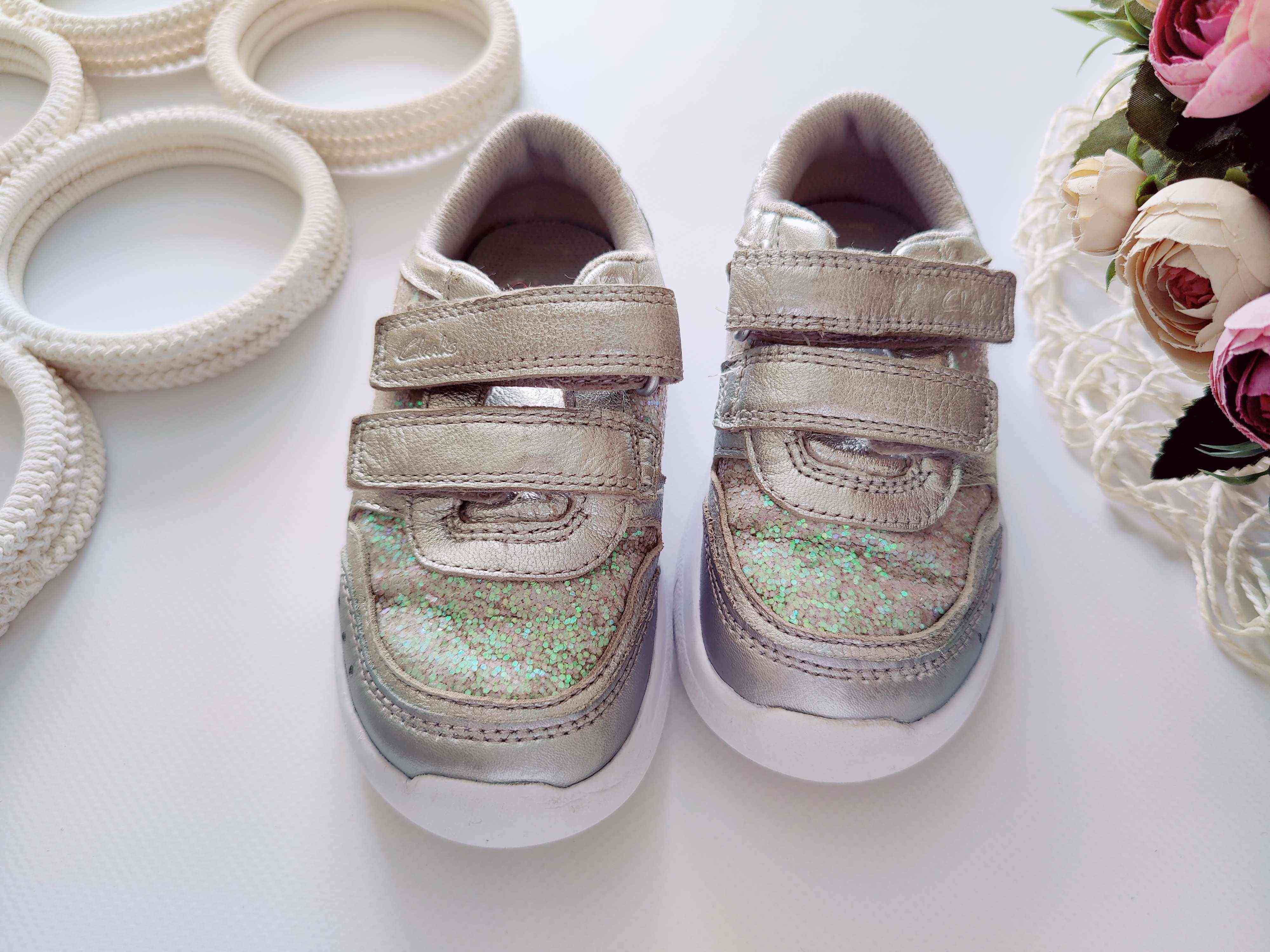 26 (16,5 см) Легкі сріблясті шкіряні кросівки