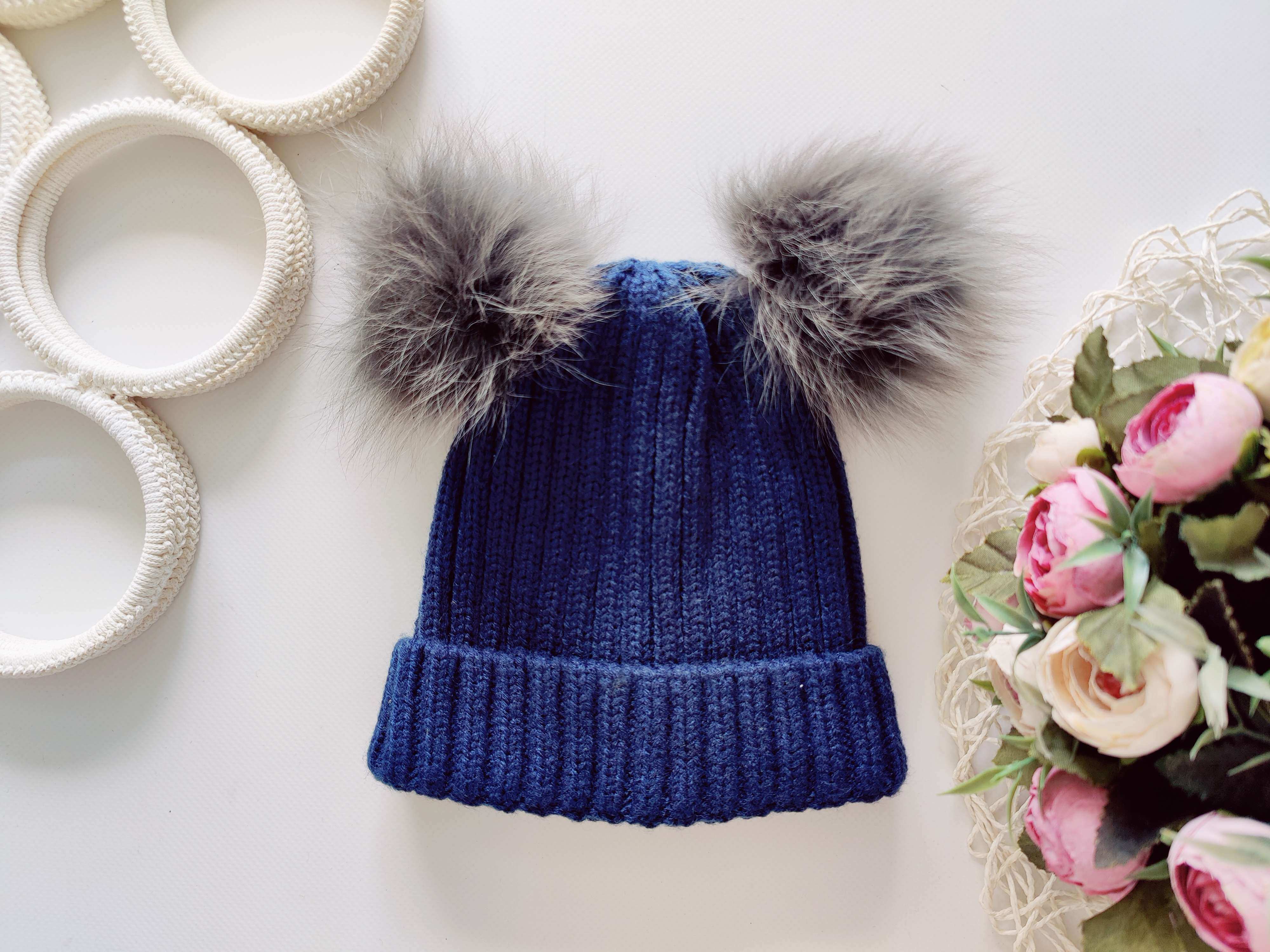 4-6 років, В'язана шапка з наткральними помпонами.