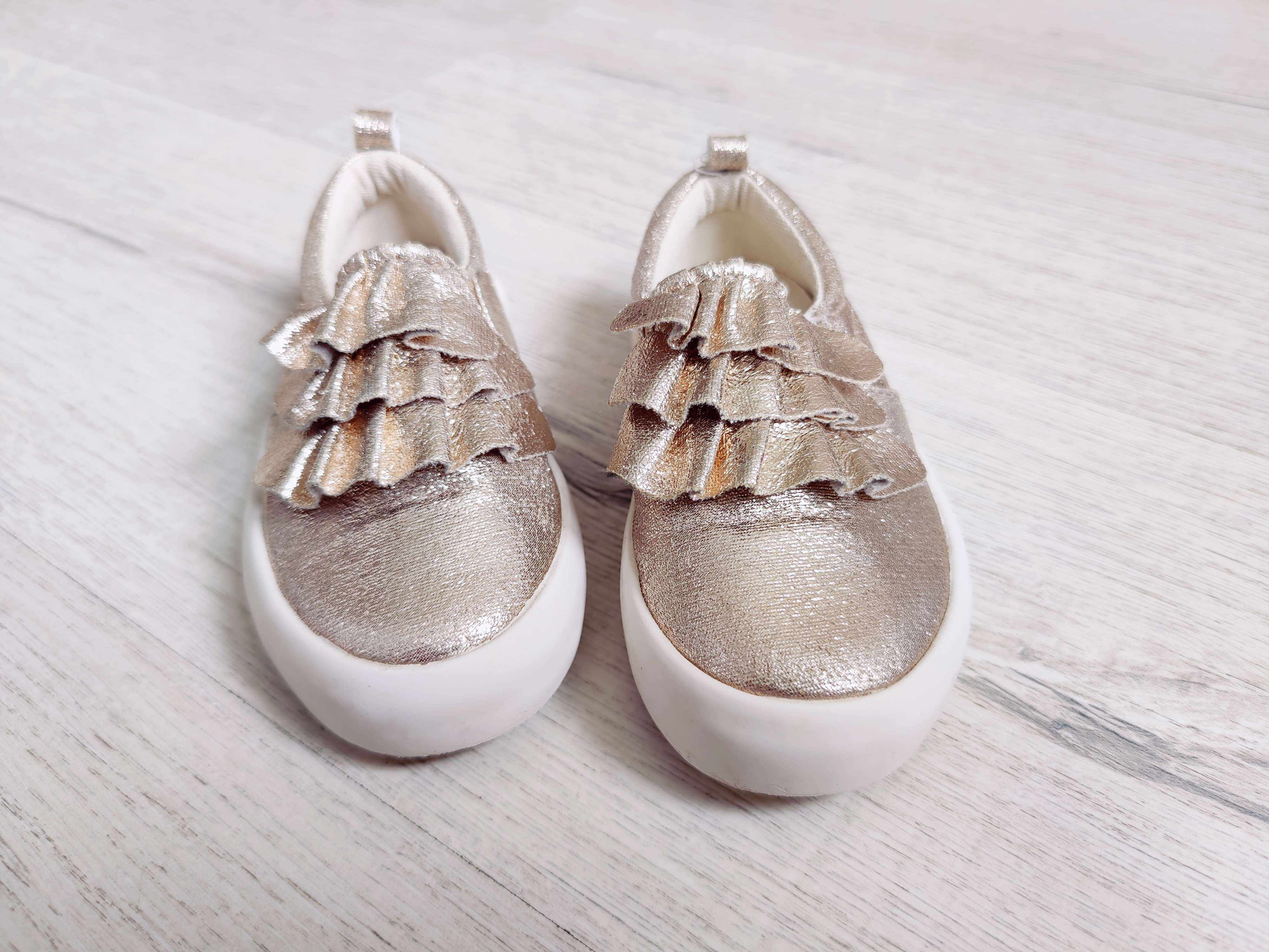 23 (14,3 см) Золотистые слипоны