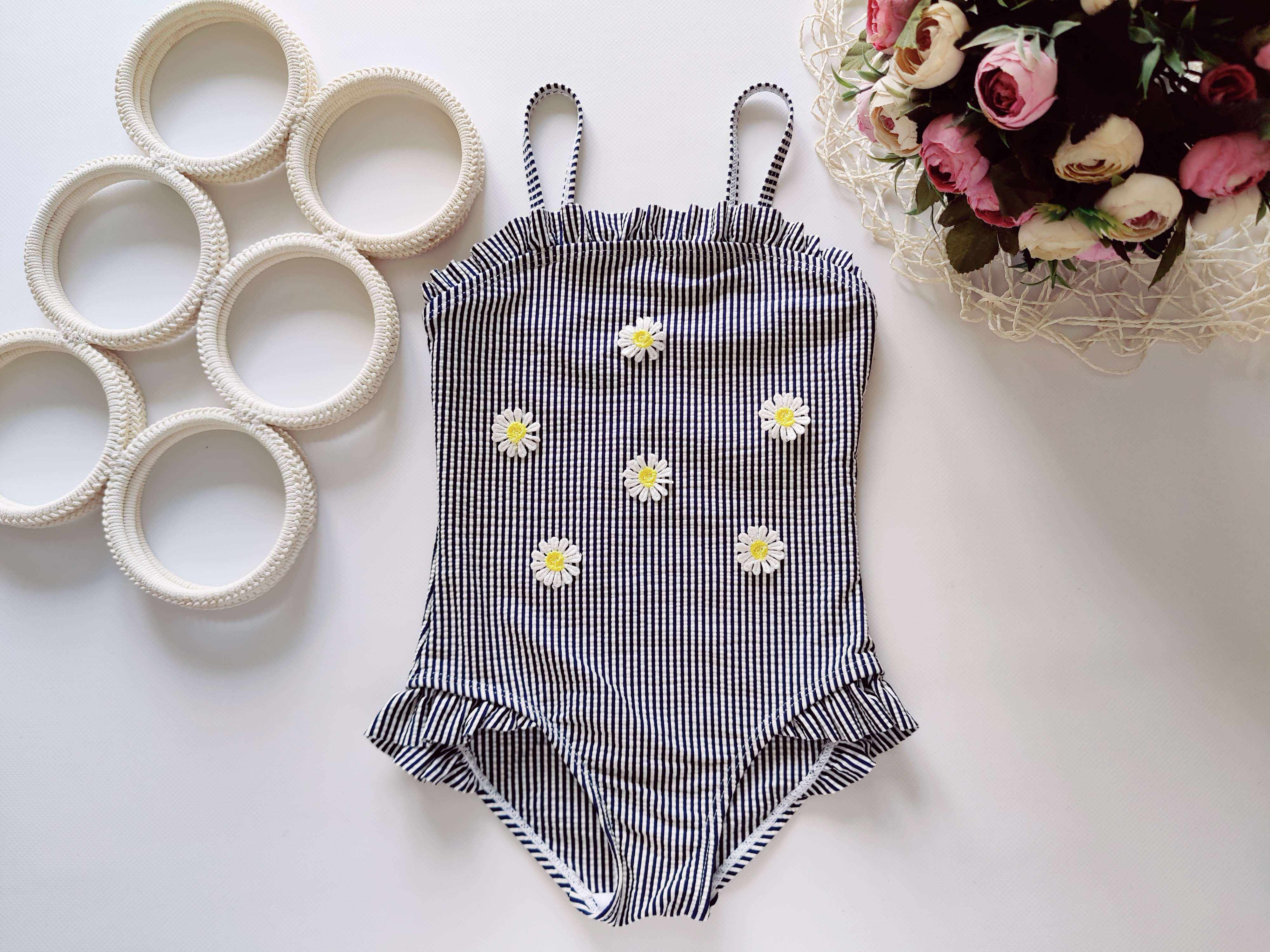 4,5 лет, рост 110 Полостый купальник в ромашках