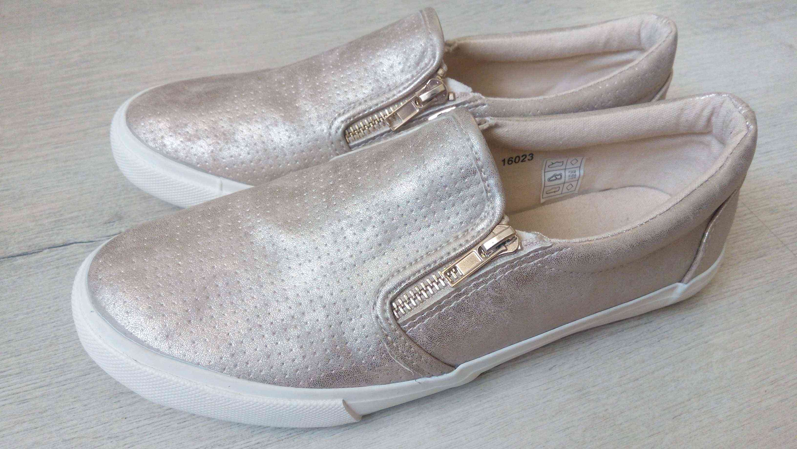 38 (25 см) Золотистые женские слипоны на молниях