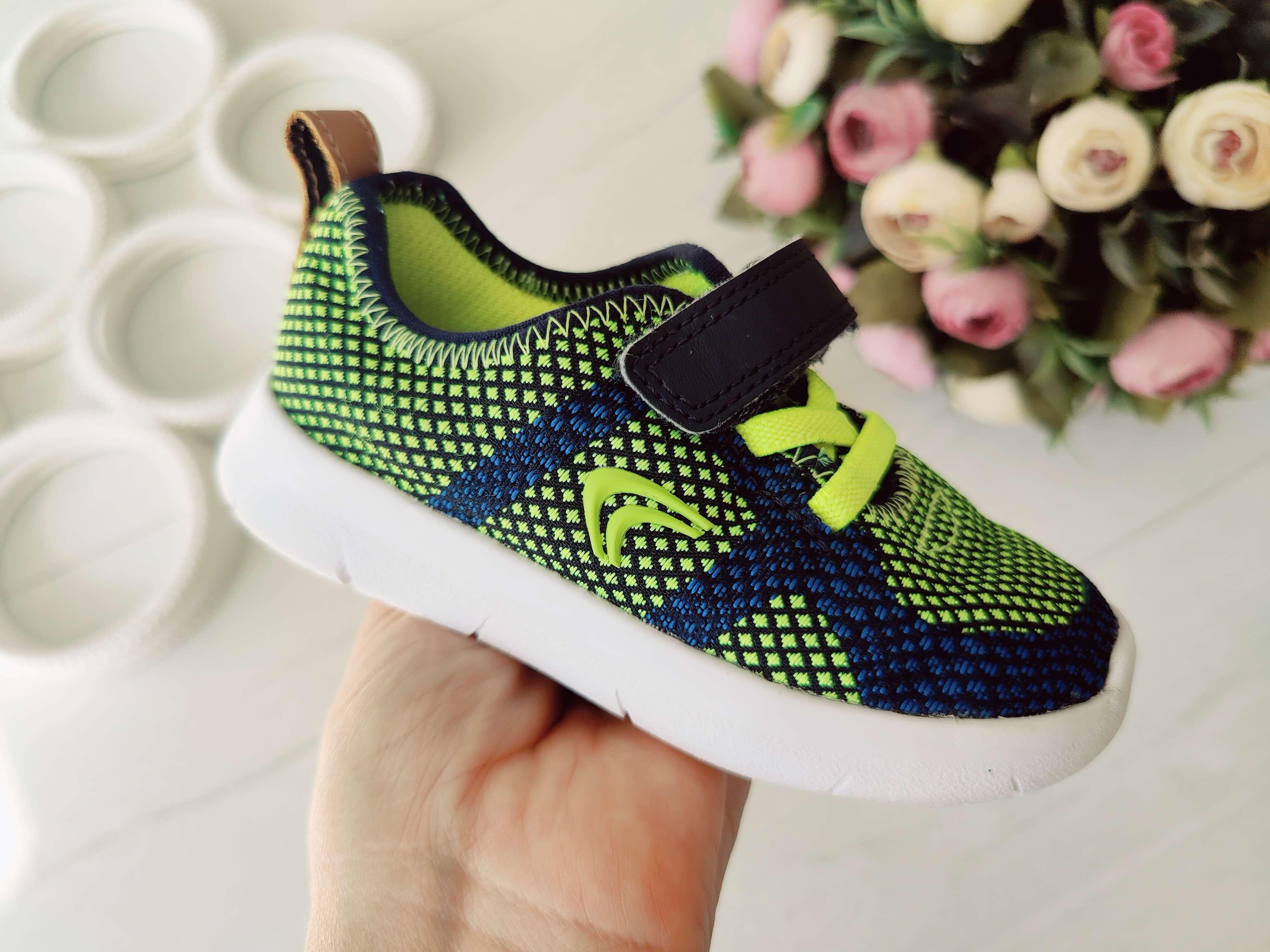 22 (13,5 см) Легкие крассовки на липучках, пенка