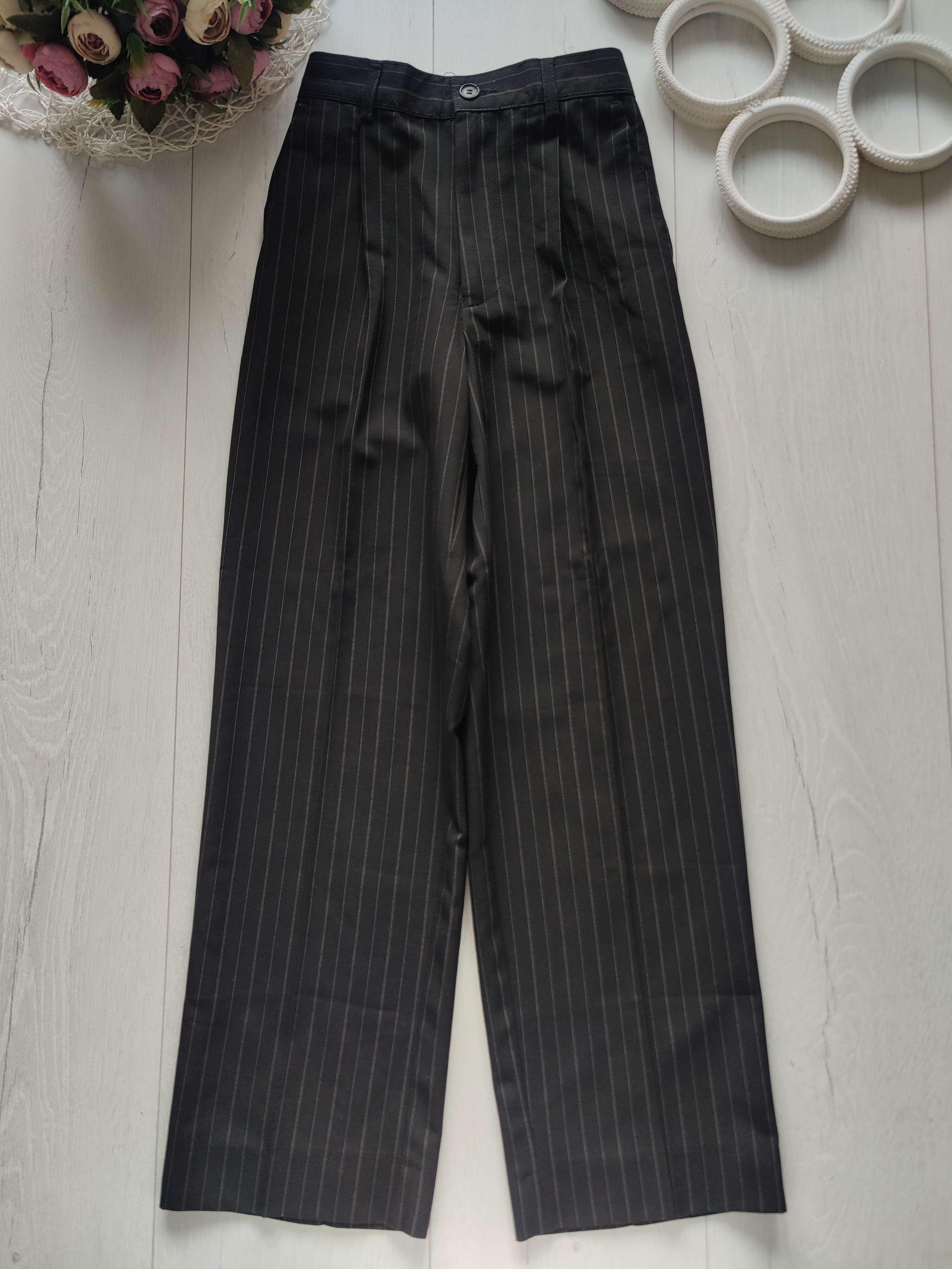 10 років, зріст 140 Чорні штани в смужку