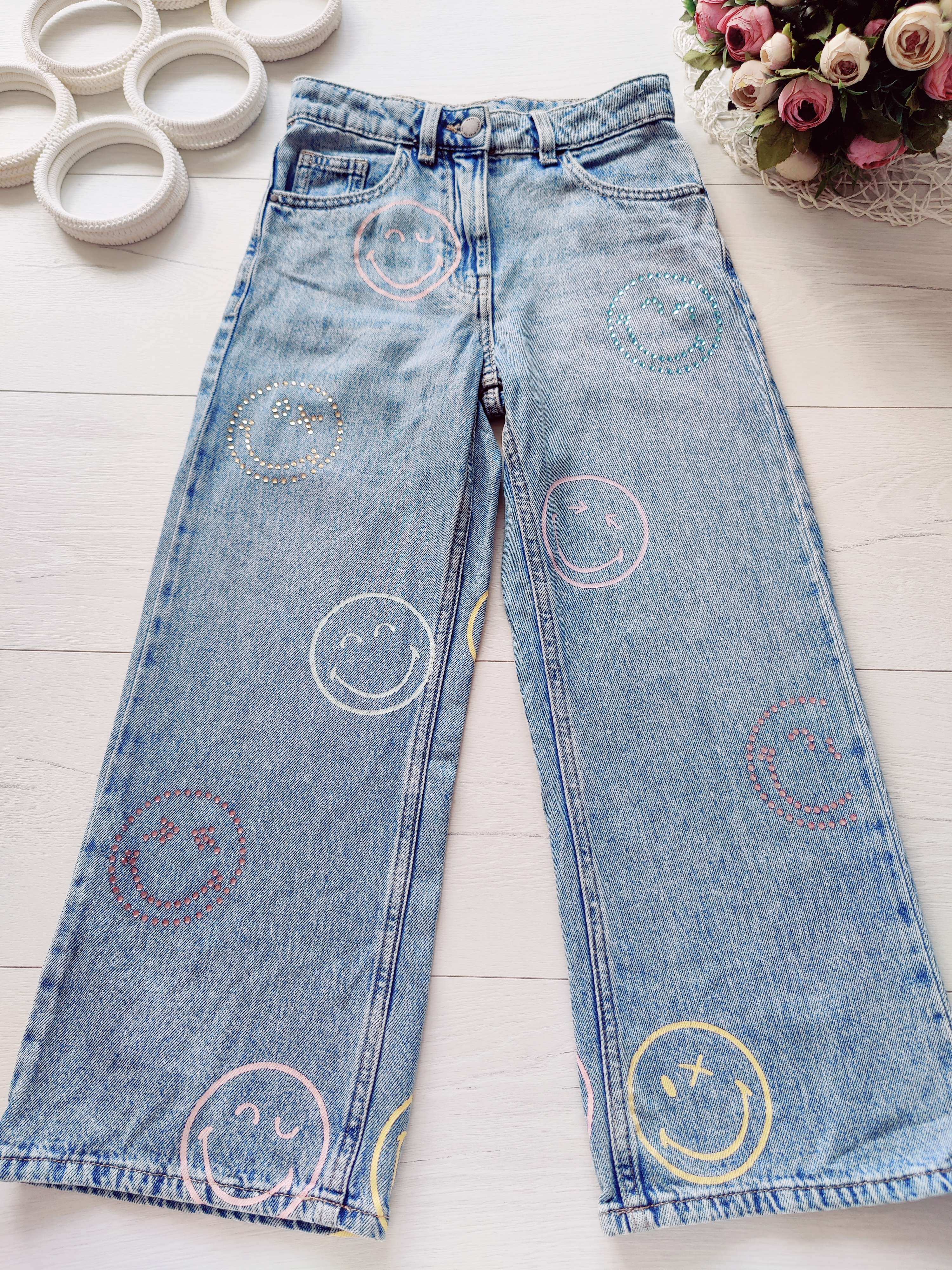 8 лет, рост 128 Широкие джинсы в смайлах для девочки