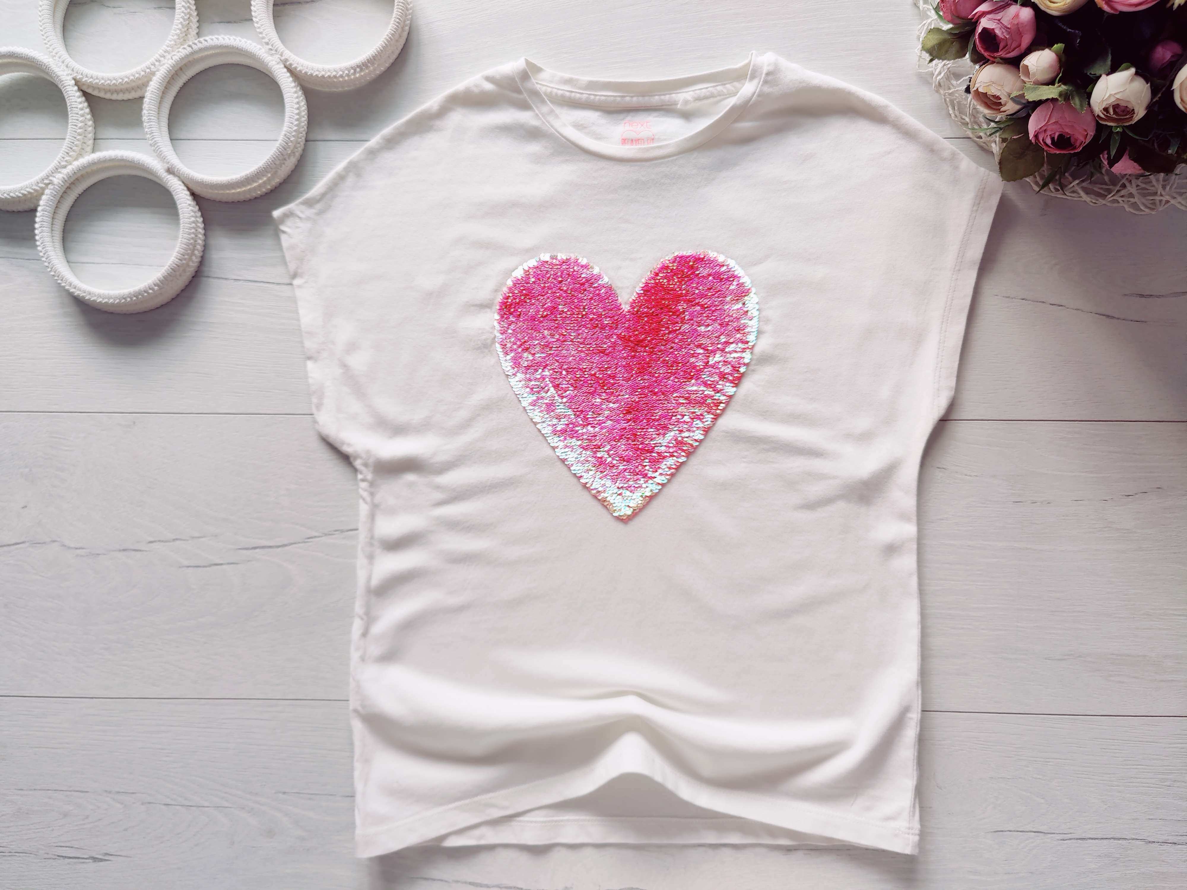 8 років, зріст 128 Футболка з серцем із паєток