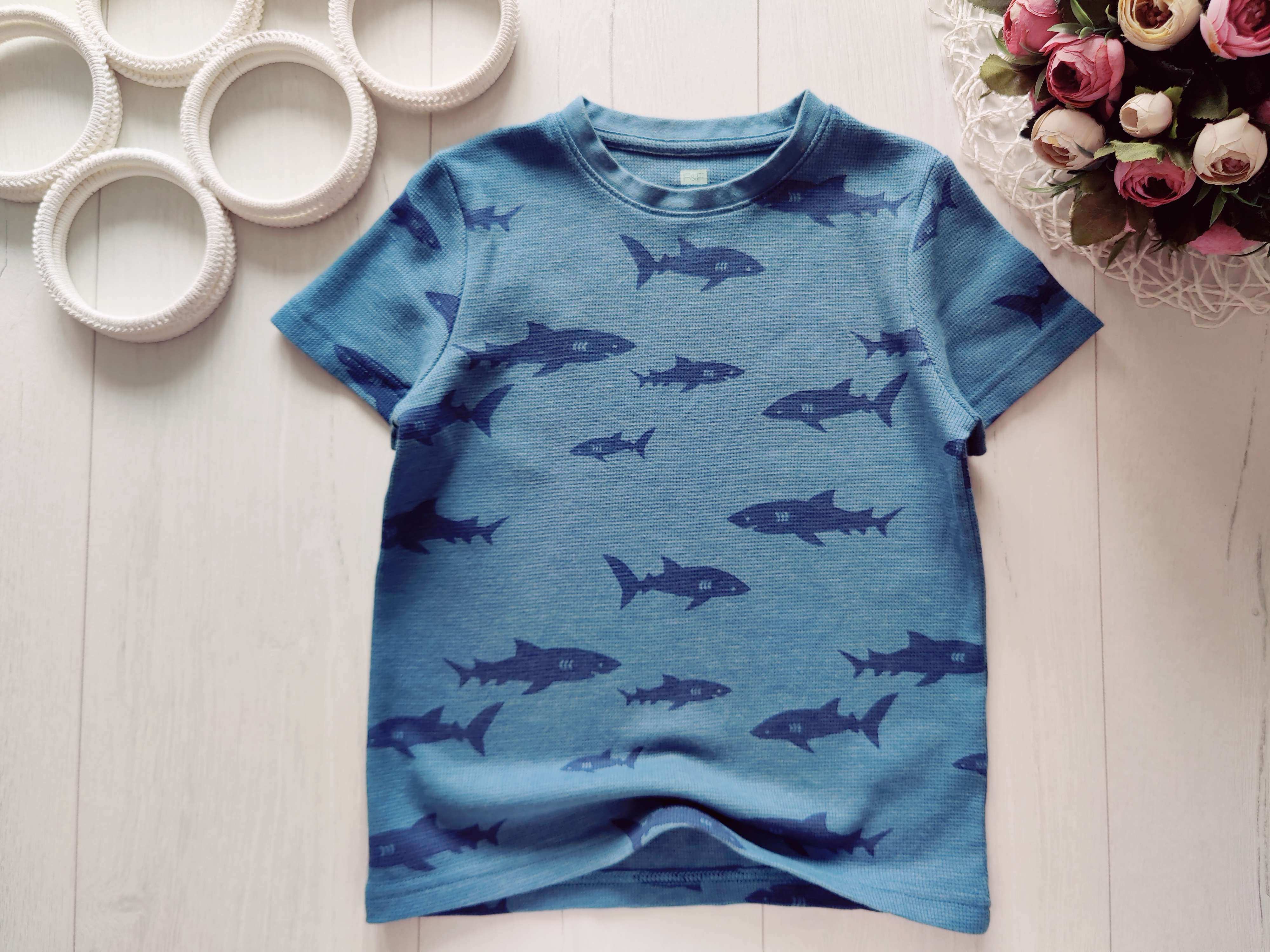 5,6 років, зріст 116 Фактурна футболка в акулах