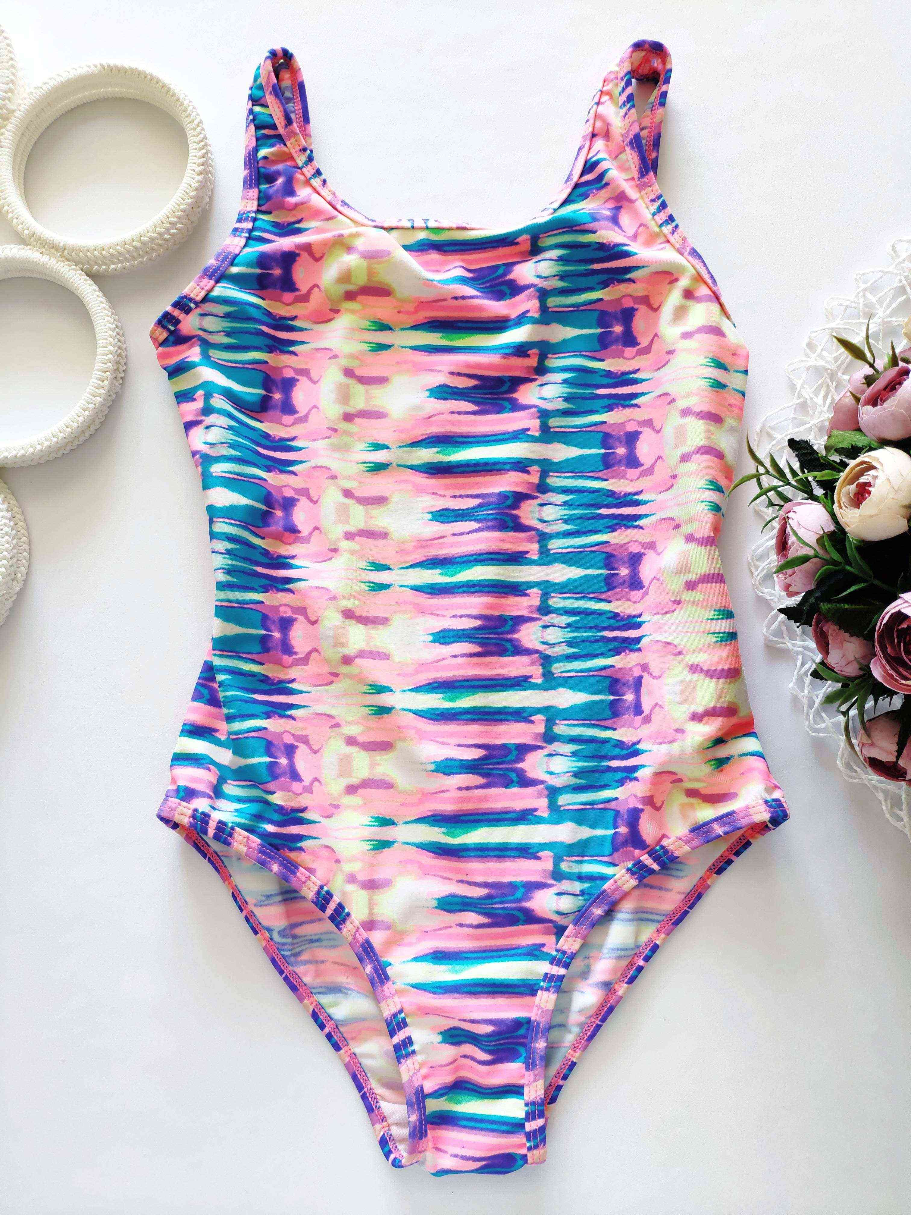 10-11 лет, рост 146 Яркий купальник для девочки в разводах