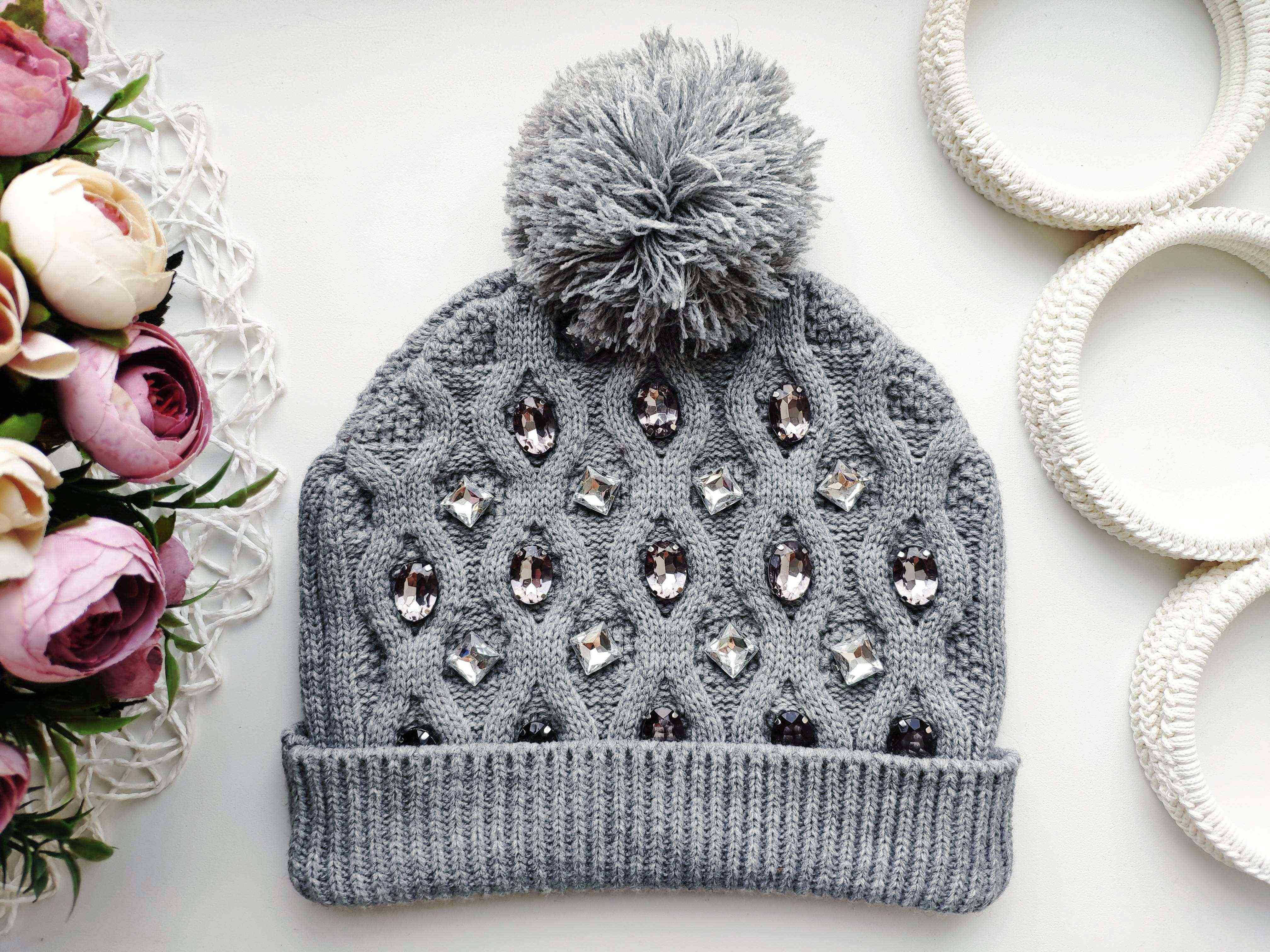 В'язана шапка в камінні