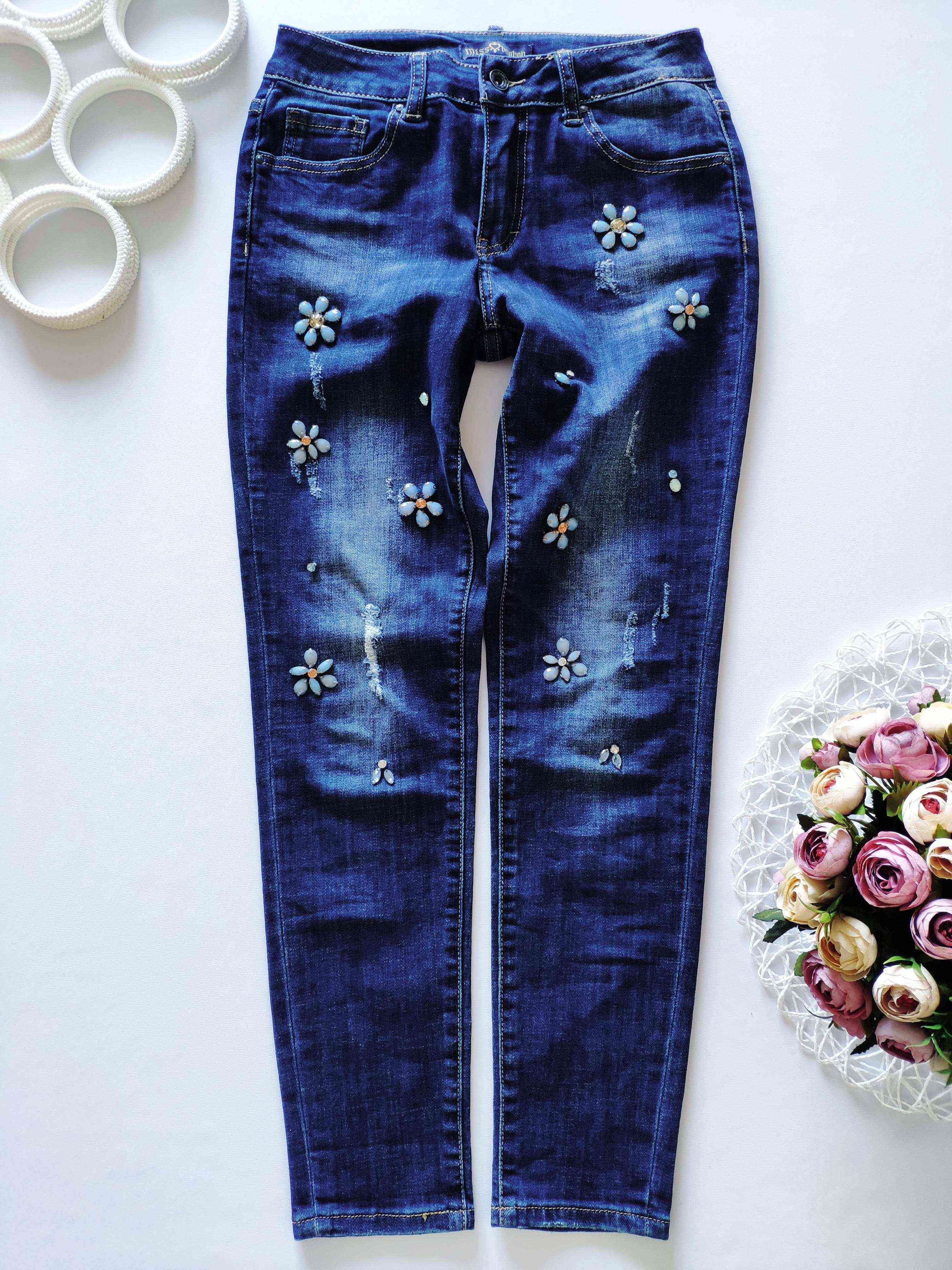 Джинси з потертостями та нашивками