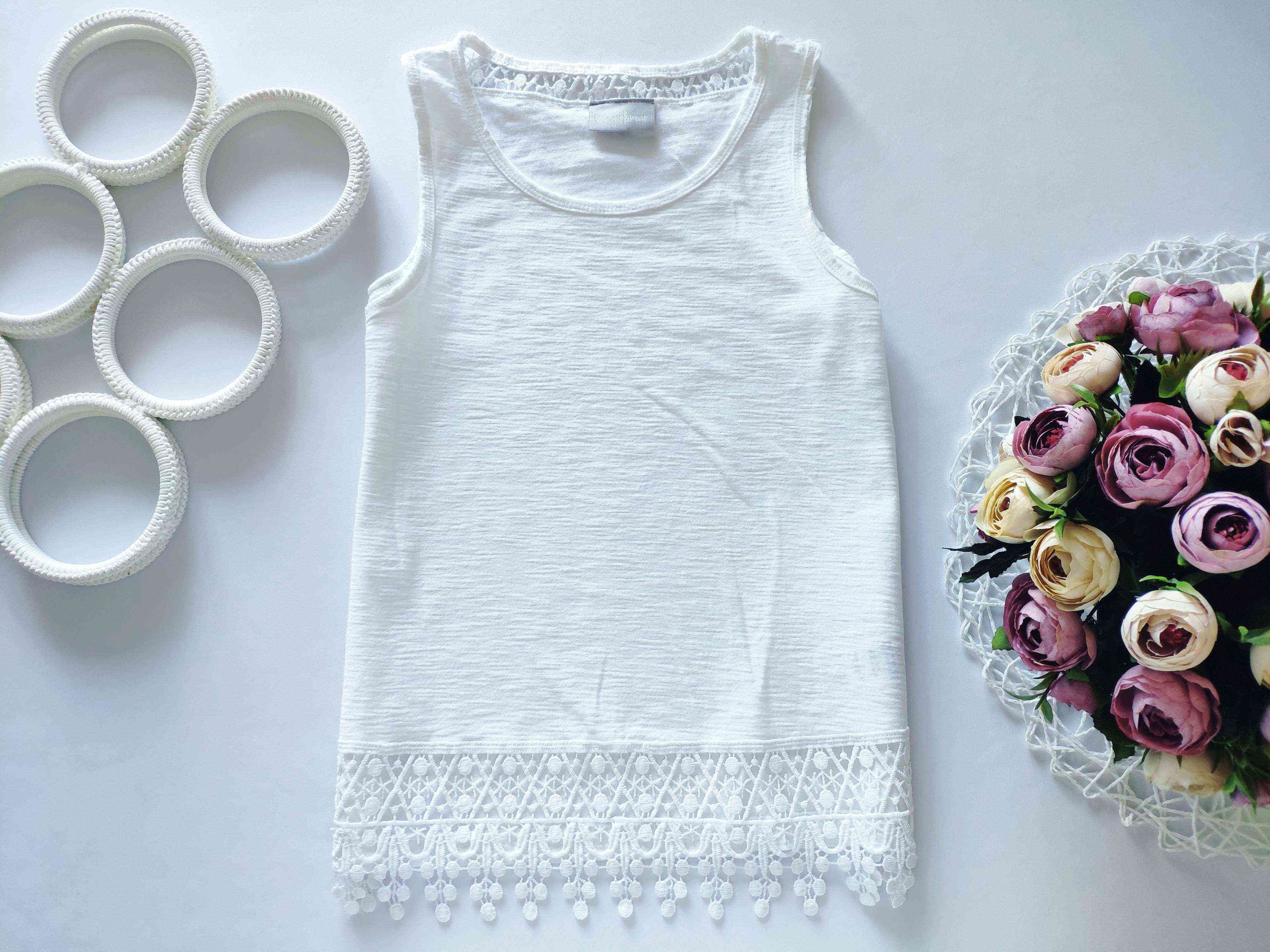 9 років, зріст 134 Біла майка