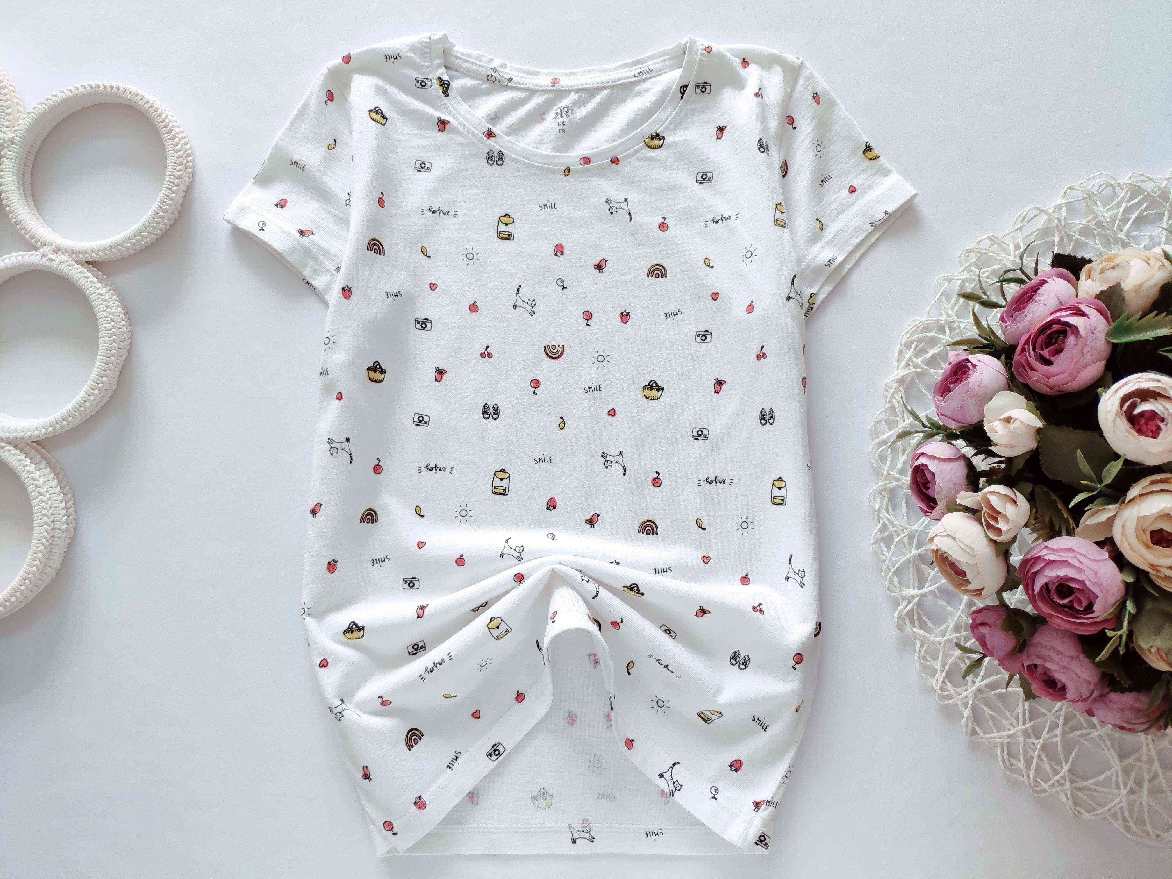 8 років, зріст 128 Футболка в кошенятах з полуничками