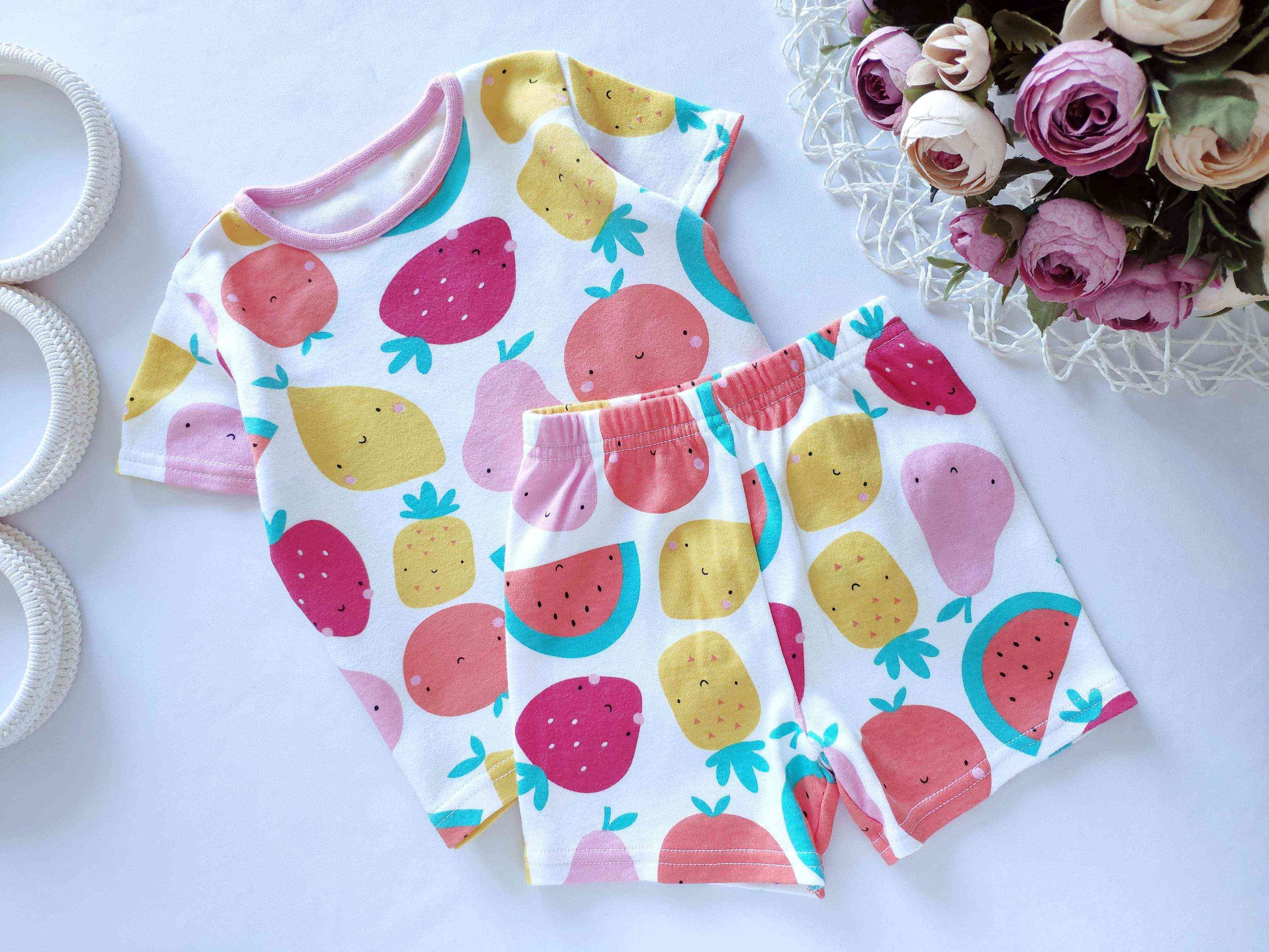 6,9 мес, рост 68,74 Комплект в клубничках