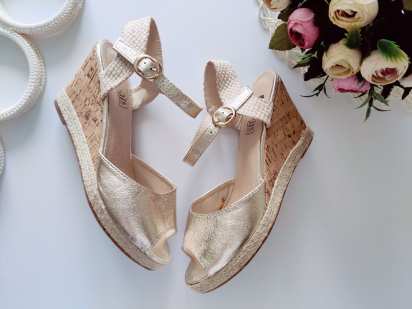 39 (25 см) Золотистые босоножки на платформе Bata