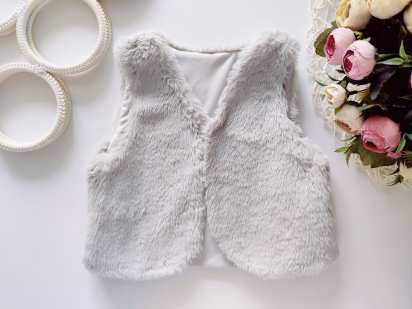 4,5 лет, рост 104,110 Меховая серая жилетка