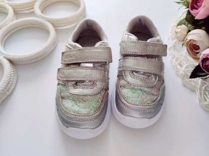 26 (16,5 см) Легкі сріблясті шкіряні кросівки