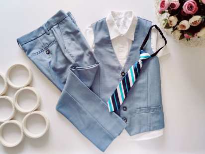 8,9 лет, рост 134 Голубой брючный костюм с красивым галстуком