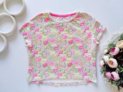 5 лет, рост 110 Красивая цветочная футболка