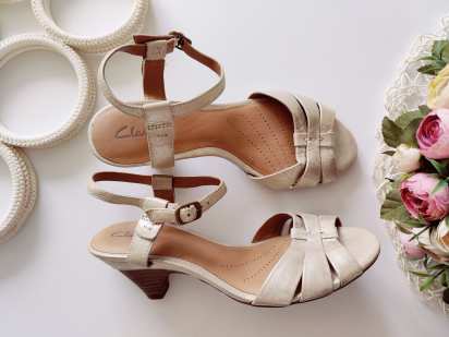 38 (24 см) Шкіряні золотисті босоніжки на каблучці