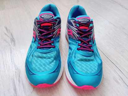 37 (24 см) Легкі кросівки