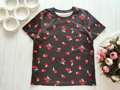 11,12 років, зріст 152 Футболка в полуничках