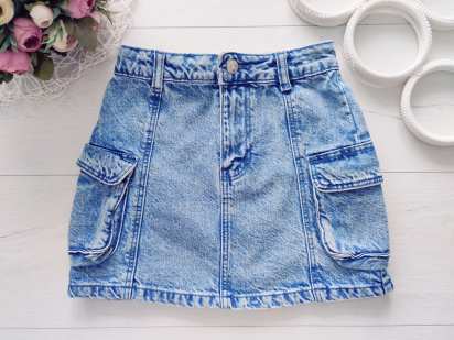 7,8 лет, рост 128 Голубая детская джинсовая юбка с накладными карманами