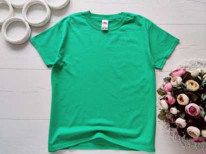 7,8 лет, рост 128 Зеленая однотонная футболка