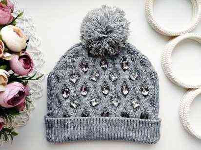 В'язана шапка в камінні