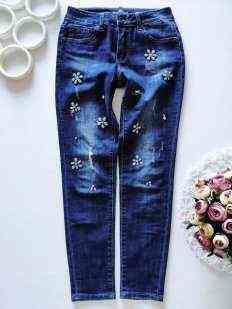 Джинсы с потертостями и нашивками