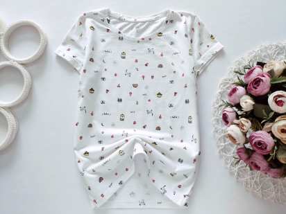 8 років, зріст 128 Футболка в кошенятах з полуничками