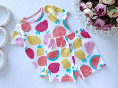 6,9 мес, рост 68,74 Комплект в клубничках